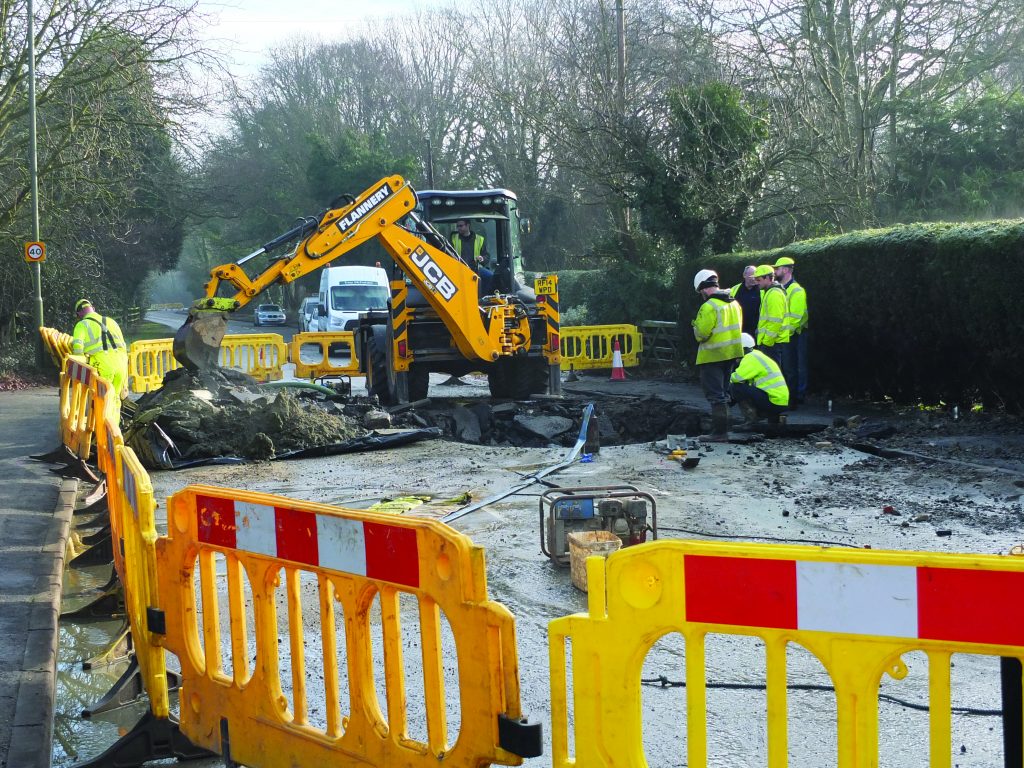 Burst watermain floods homes wokingnewsandmail.co.uk