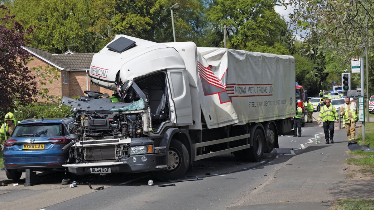 Lorry driver cut free following Knaphill crash wokingnewsandmail.co.uk