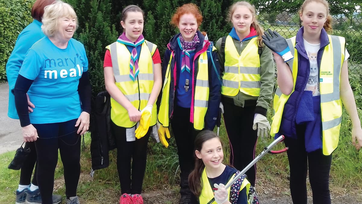 Litterpick raises £100 for charity wokingnewsandmail.co.uk