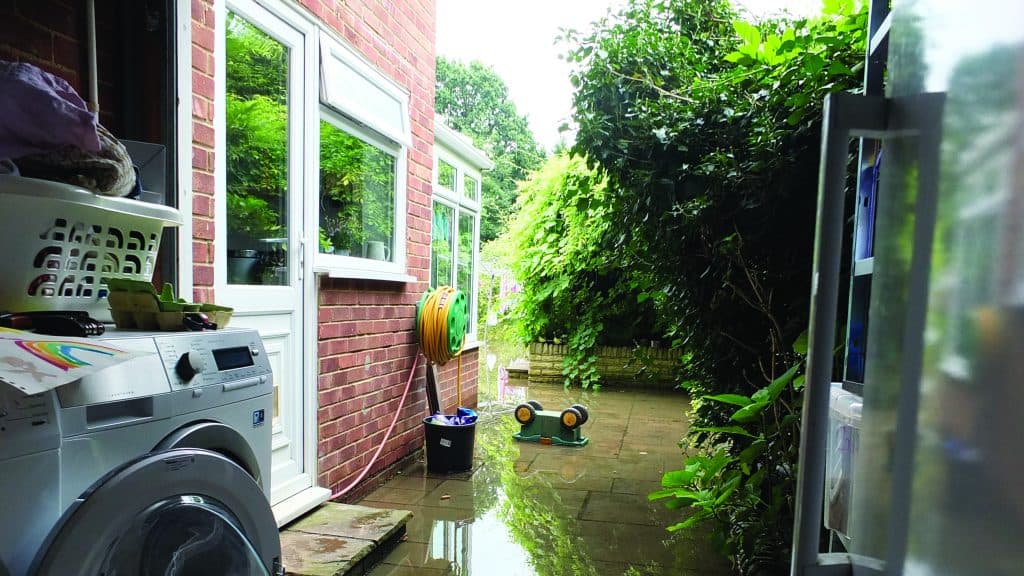 Burst water main floods homes again wokingnewsandmail.co.uk