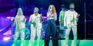 Jess Glynne gets Sandown Park Racecourse jumping