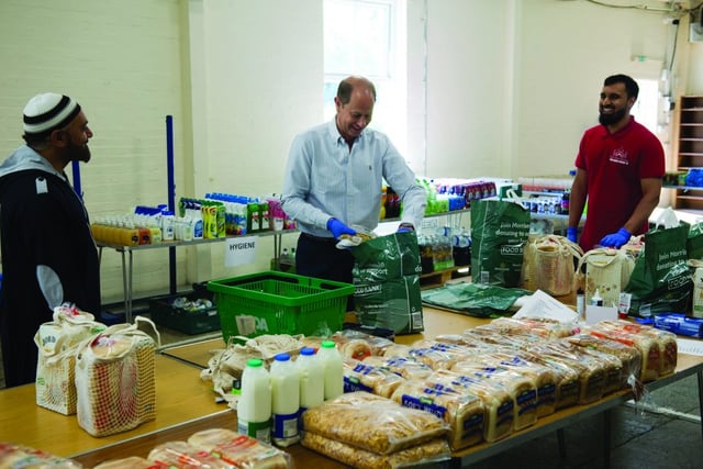 Royal visitors lend a hand at mosque