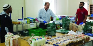 Royal visitors lend a hand at mosque