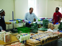 Royal visitors lend a hand at mosque