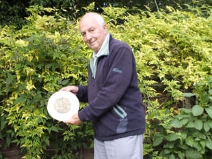 Gardener who dug up memorial plaque seeks relatives of WW1 soldier