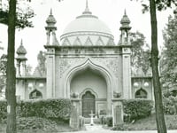 Star’s mum makes nostalgic visit to Shah Jahan Mosque