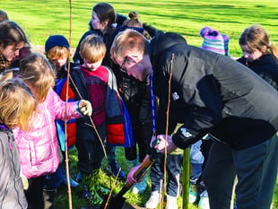 Children star in planting of Queen’s jubilee hedge