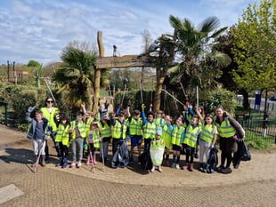 Primary school pupils go on an Earth Day litter blitz
