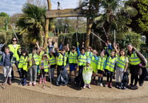 Primary school pupils go on an Earth Day litter blitz