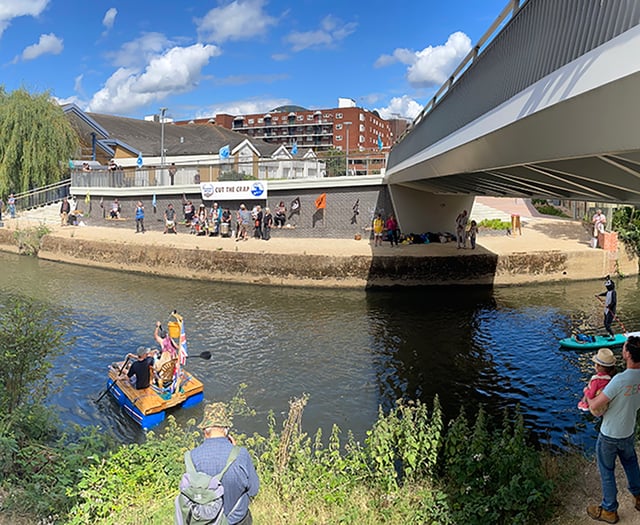 Extinction Rebellion protesters hijack River Wey charity duck race