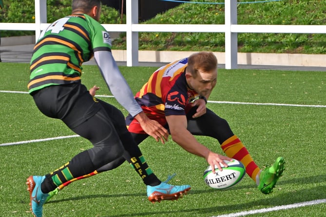 Josh Sheppard scores a try in Chobham’s 34-31 win at Grasshoppers last weekend in Regional Two Thames
