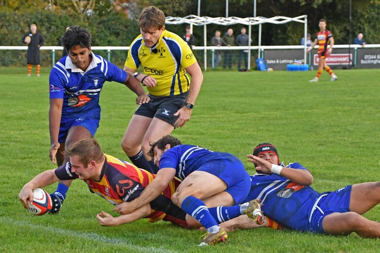 Pete McCain scores a try for Chobham against Hemel Hempstead