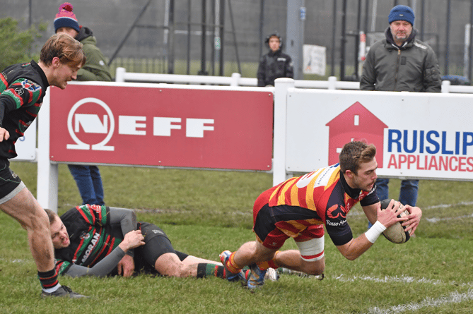 Guy Mawhood scores a try for Chobham at Fullerians