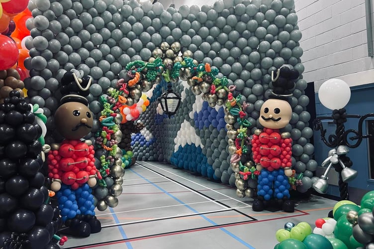 More than 75 of the world’s top balloon artists have created the iconic sights of London, an enchanting elf village, and life-size reindeer ushering Santa across the winter sky entirely out of balloons in just four days!