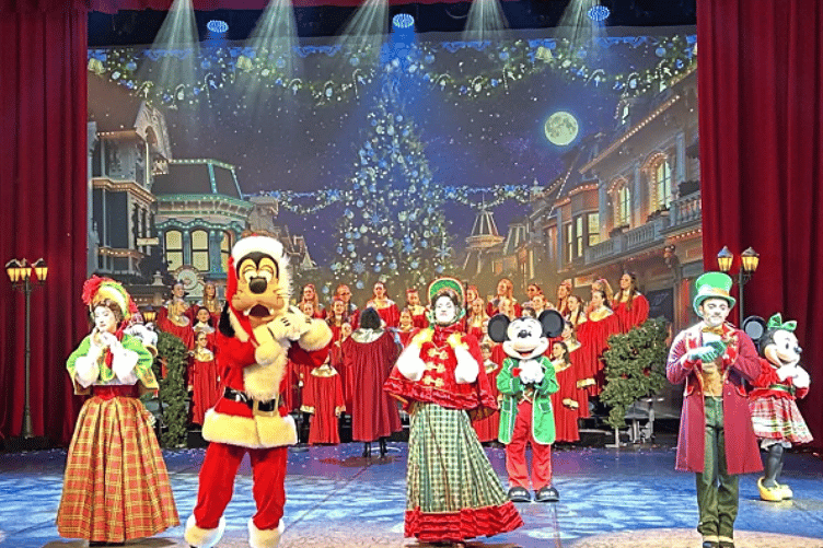Students on stage in Let’s Sing at Disneyland Paris