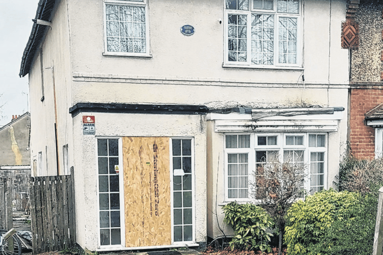 The house in Maybury Road where HG Wells wrote War of the Worlds, set in Woking, has a blue plaque but also is in a dilpidated state and has a repossession noitice on the inside of a window