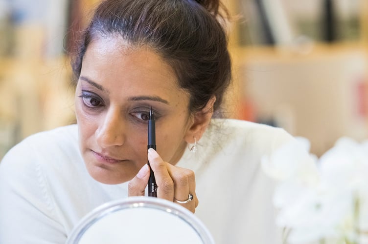 Look Good Feel Better workshops are led by trained volunteers in the beauty industry and provide practical advice about changes to skin, eyebrows, eyelashes, hair, nails and body confidence