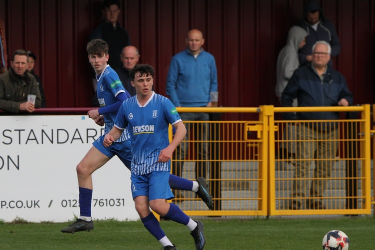 Action from Sheerwater's 5-3 defeat at Farnham Town (Photo: Daniel Eicke)
