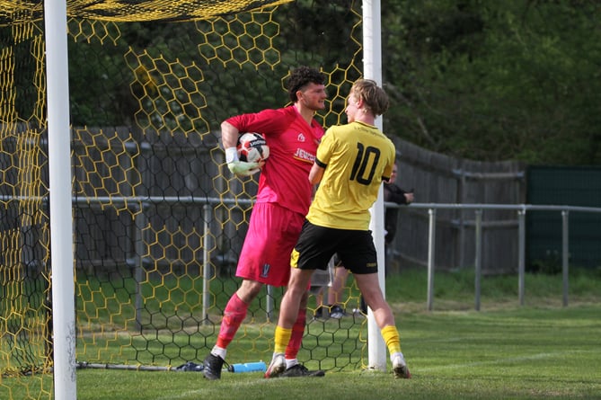 Action from Sheerwater's 2-2 draw at Tadley Calleva (Photo: Daniel Eicke)