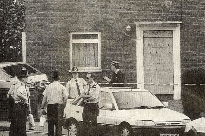 News & Mail photo of police officers at the house where Karen Reed was murdered
