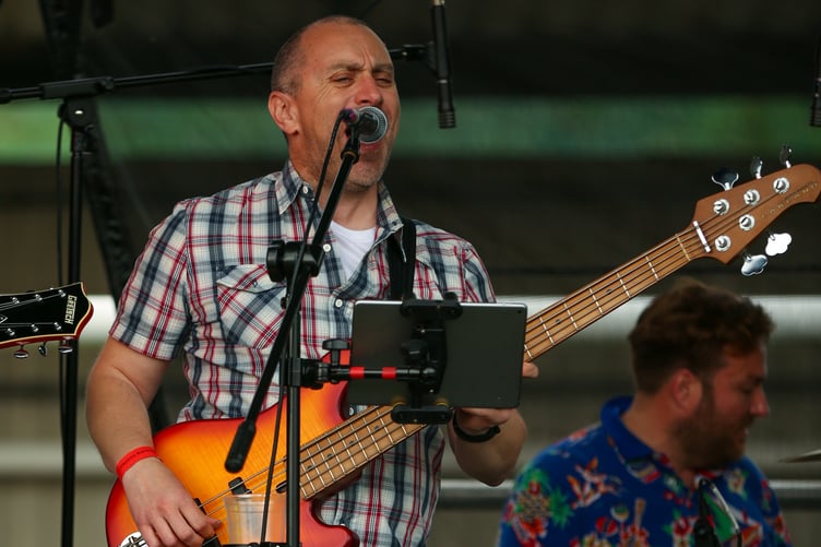 Doubting Thomas liven up the crowd (Photo: Phil Fiddes)