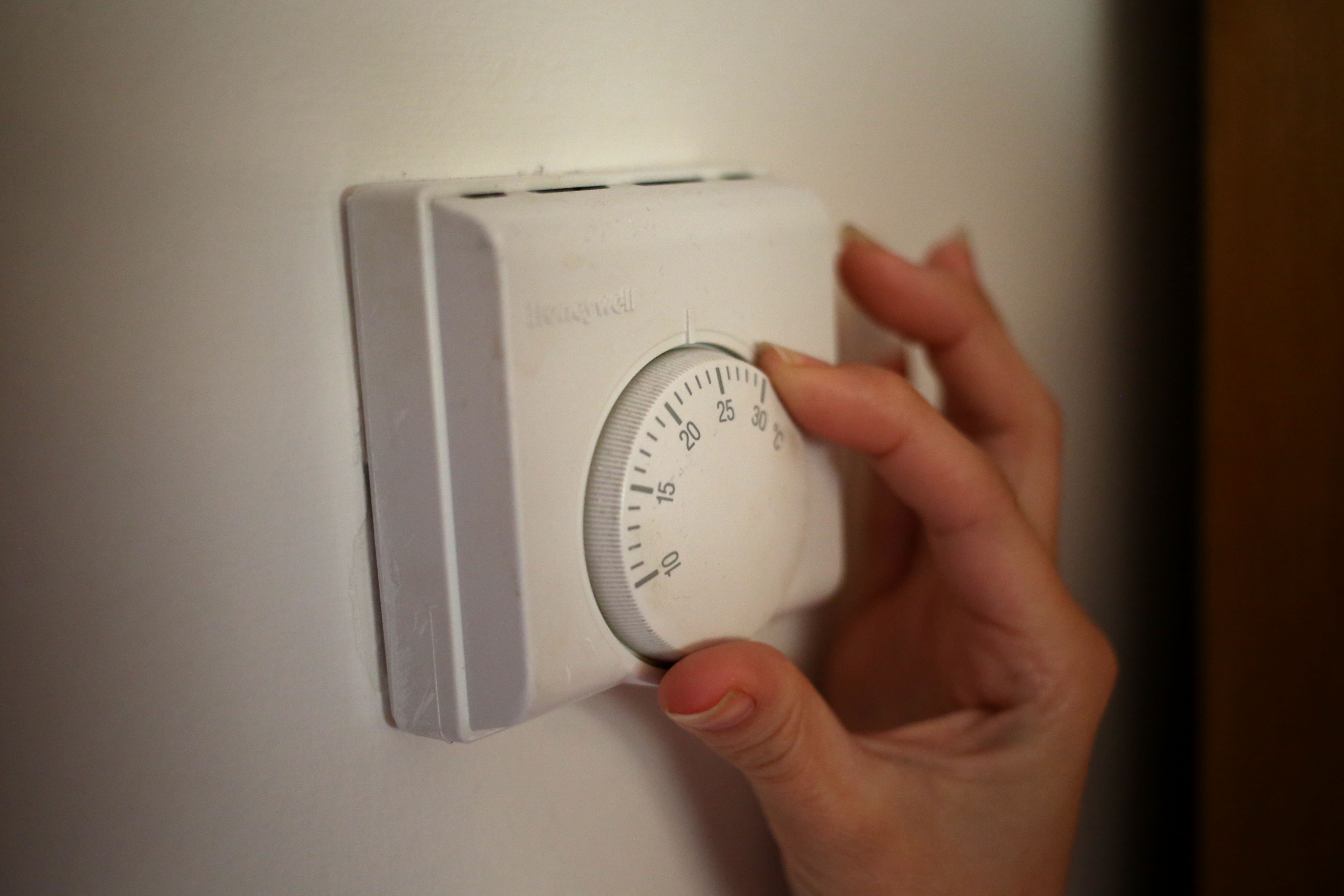 Thousands of Woking households get discount on energy bills