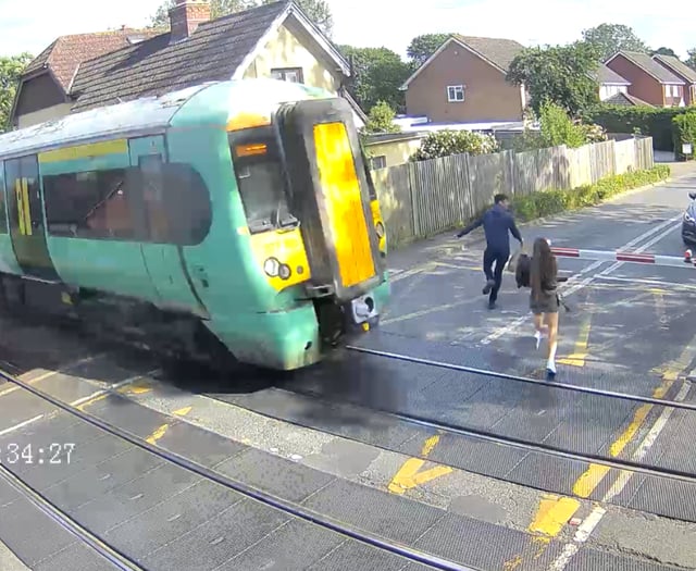 People risk their lives at level crossings