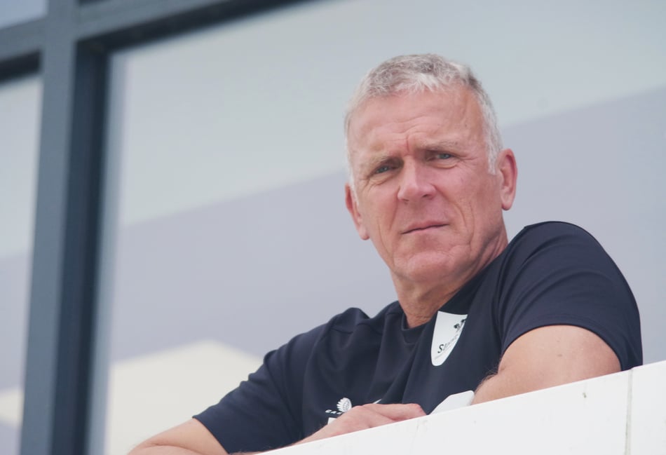 Abbott returns to fire Surrey's title hopes