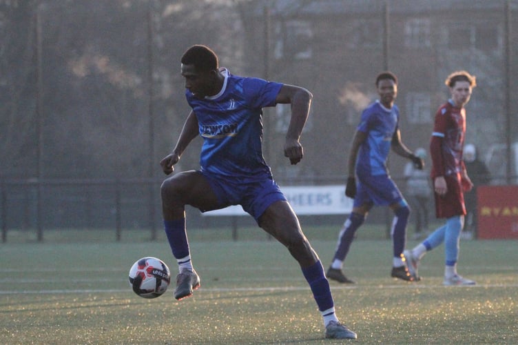 Action from Sheerwater's 1-0 defeat against Horley Town (Photo: Dan Eicke)