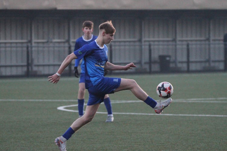 Action from Sheerwater's 1-0 defeat against Horley Town (Photo: Dan Eicke)