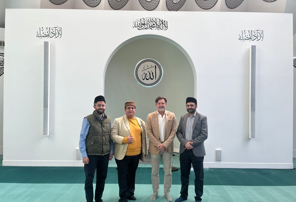 Ex-Premier League footballer Nicky Banger visits Tilford mosque