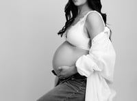 Photographer offers free sessions to mums to be