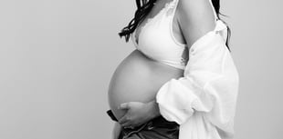 Photographer offers free sessions to mums to be