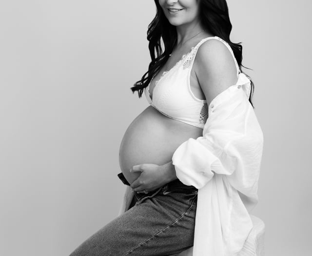 Photographer offers free sessions to mums to be