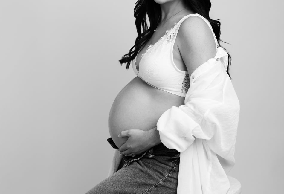 Photographer offers free sessions to mums to be