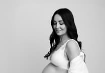 Photographer offers free sessions to mums to be