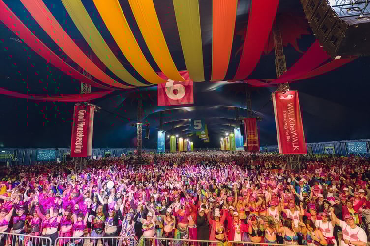 Inside Walk the Walk
’
s huge pink tent, the size of two football pitches, at The
MoonWalk London 2016