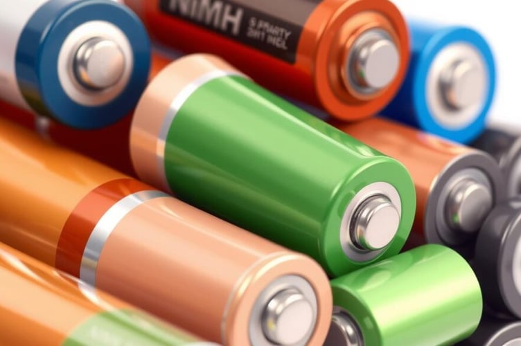 Removal rechargeable batteries are usually of the NIMH type