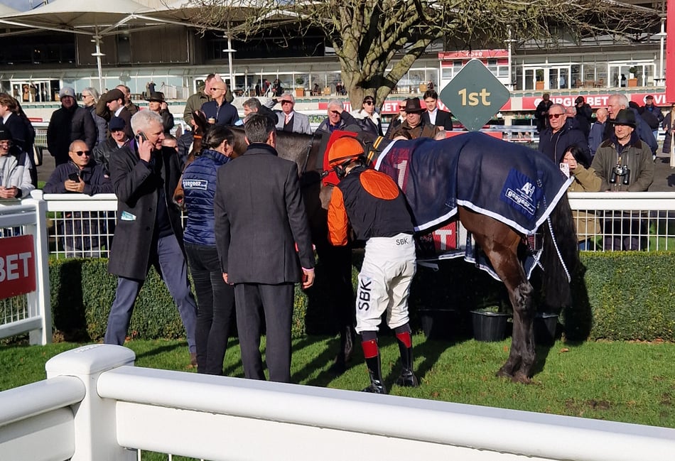 Bowen makes dramatic dash to Sandown to win novices' handicap hurdle