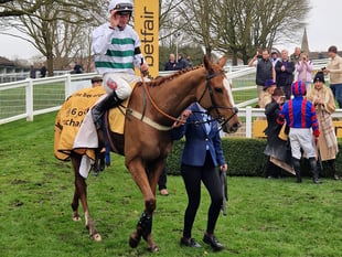 Mondo Man seals thrilling victory at Sandown Park