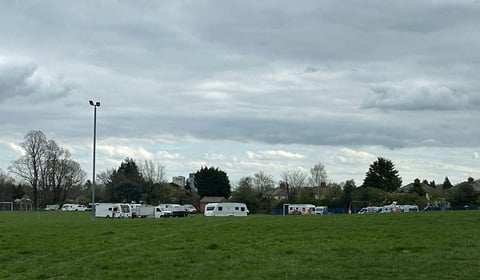 Travellers back in Woking as convoy pitches on Knaphill park