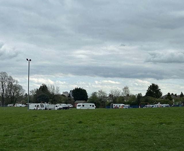 Travellers back in Woking as convoy pitches on Knaphill park