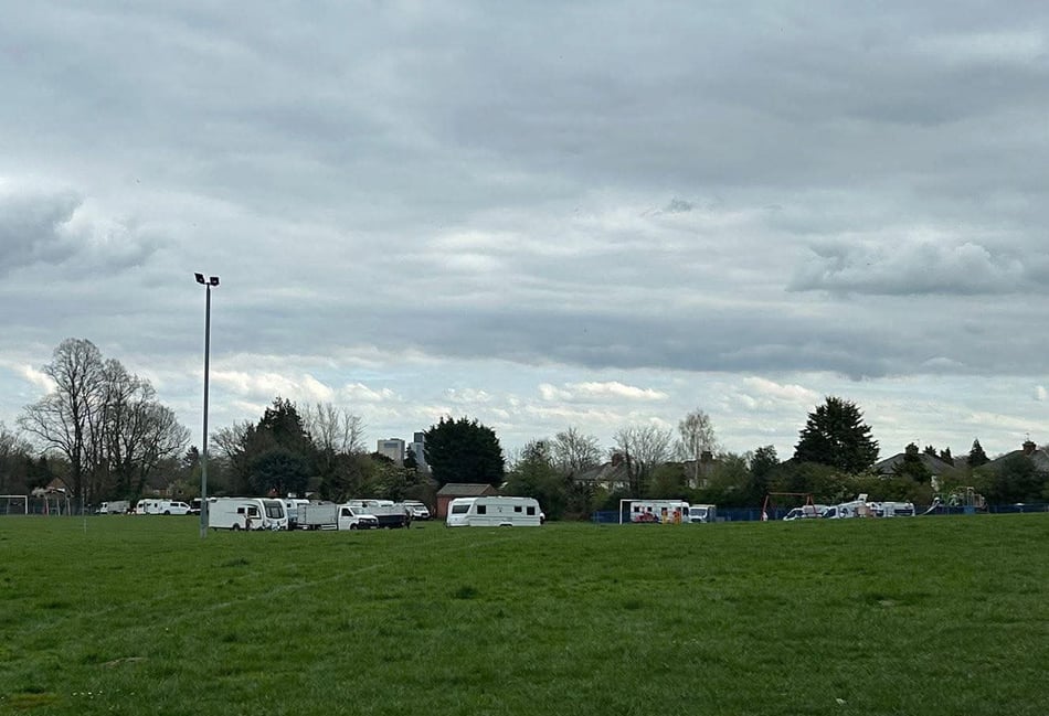 Travellers back in Woking as convoy pitches on Knaphill park