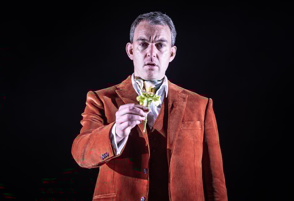 One-man show tells the tragic story of Oscar Wilde