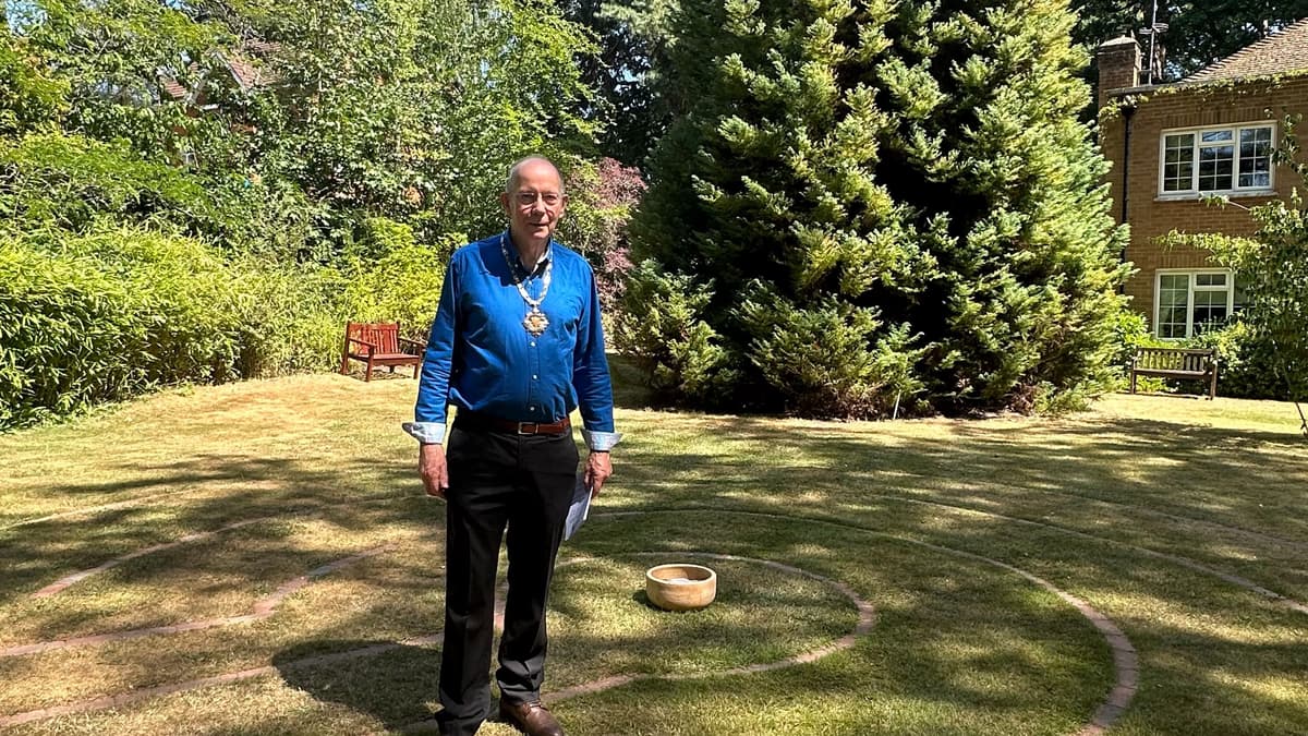 Mayor joins visitors to St Columba's House